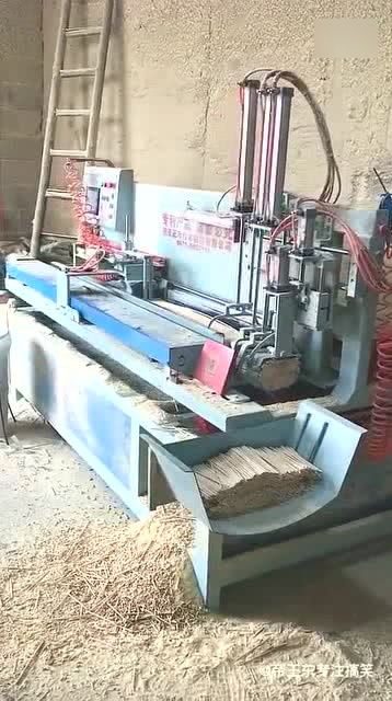 一次性筷子就是這個機(jī)器生產(chǎn)的,這生產(chǎn)環(huán)境,真的不敢恭維啊